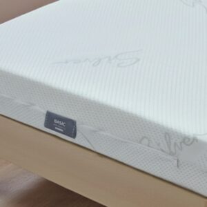 Basic dušek na krevetu u sobi