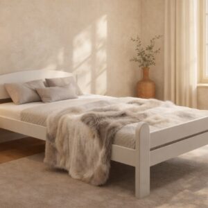 Drveni krevet Lux u beloj boji sa mekanim prekrivačem u spavaćoj sobi