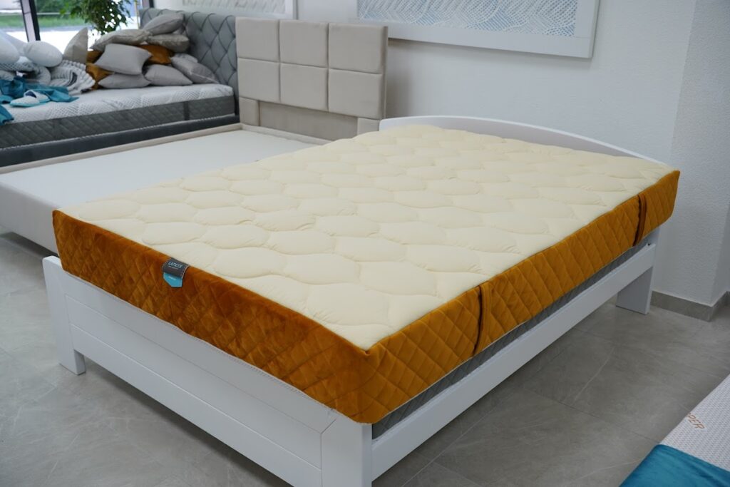 Dušek za krevet model Laticce na krevetu u salonu