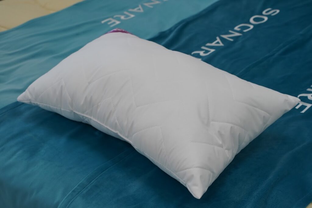 Jastuk Albergo Microsoft na krevetu u salonu