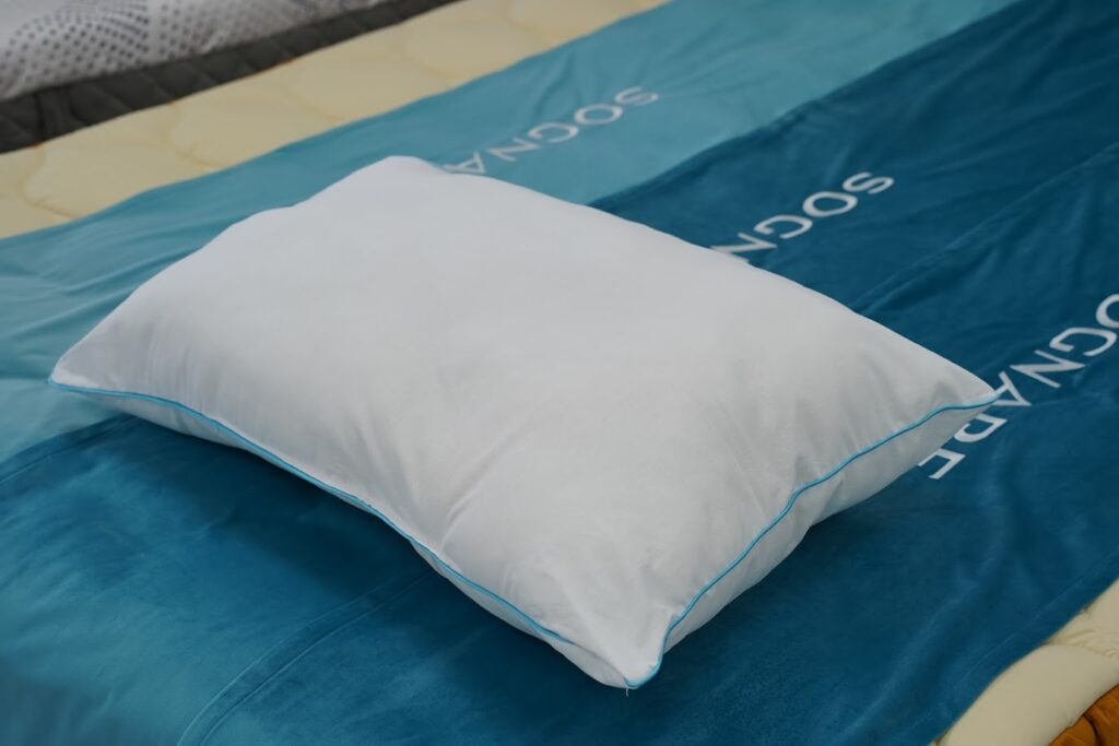 Jastuk Albergo Supersoft na krevetu u salonu