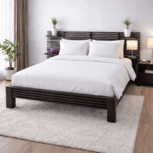 Mango drveni krevet sa belom posteljinom u moderno uređenoj spavaćoj sobi