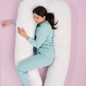 Devojka spava na jastuku za trudnice - pogled odozgo