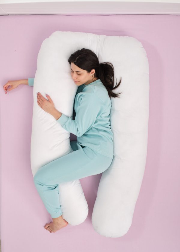 Devojka spava na jastuku za trudnice - pogled odozgo