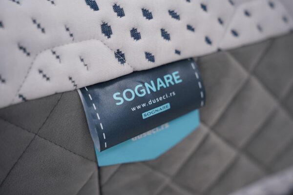 Detalj etikete sa logotipom Sognare na dušeku