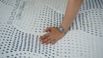 Žena proverava tvrdoću dušeka za spavanje