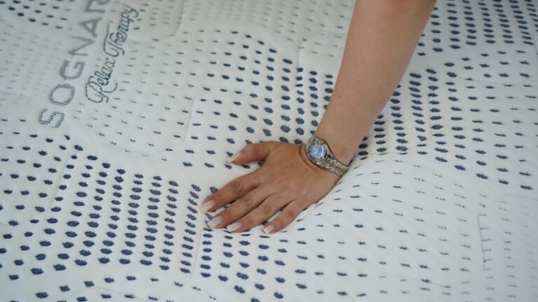 Žena proverava tvrdoću dušeka za spavanje