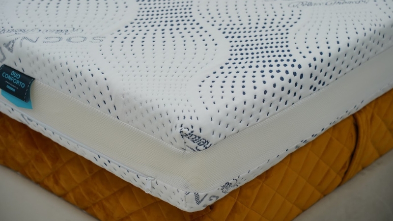 Dušek Sognare sa modernom belom navlakom i plavim detaljima