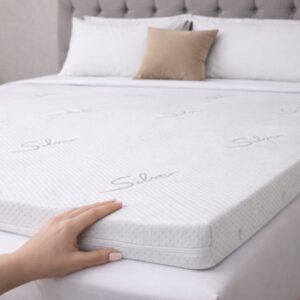 Osoba dodiruje rukom naddušek na krevetu