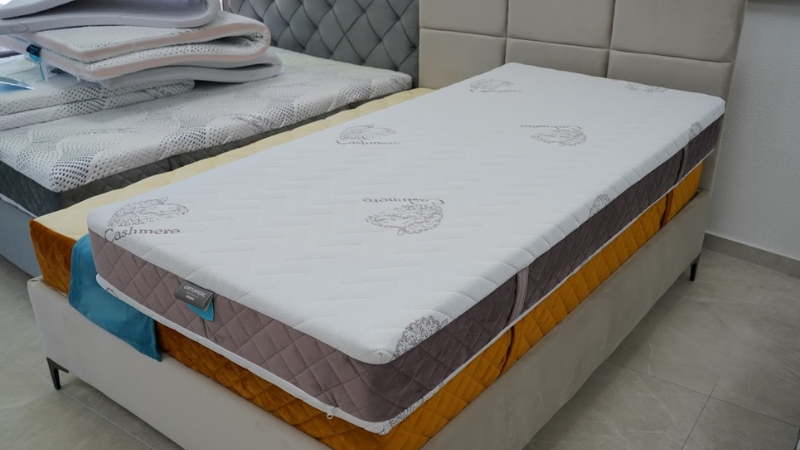 Ortopedic dušek za spavanje izložen u salonu