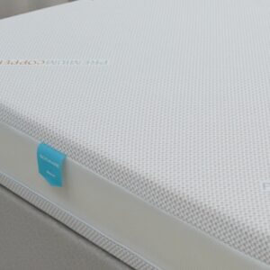 Medio dušek na krevetu izbliza