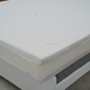 Medio dušek za krevet izbliza u salonu