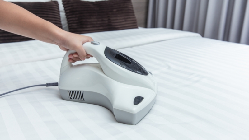 Osoba koristi parni čistač za uklanjanje grinja u dušeku