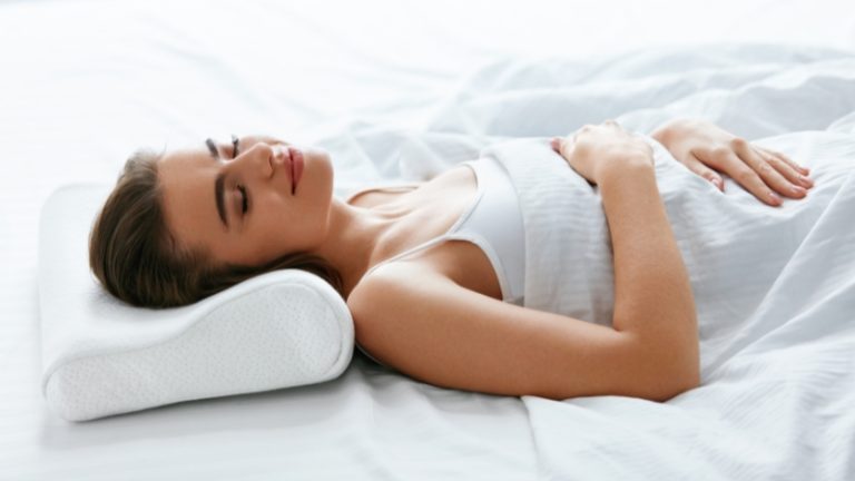 Žena mirno spava na leđima na udobnom krevetu, što prikazuje efekat koji pruža najbolji dušek za kičmu
