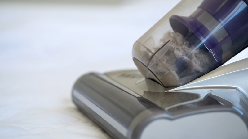 Uređaj za dubinsko čišćenje usisava prašinu i grinje iz dušeka