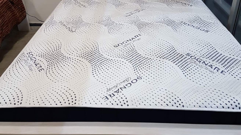 Comodo dušek na krevetu u salonu