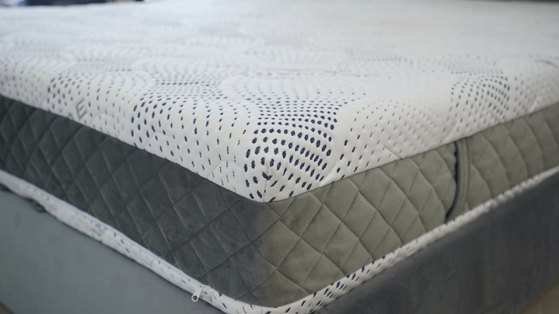 Dušek Sognare na krevetu u salonu