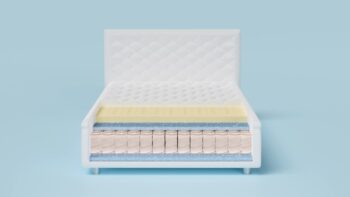 Prikazan je presečni model koji pokazuje slojeve idealnog dušeka za diskus herniju sa kombinacijom pene i opruga za stabilnu podršku