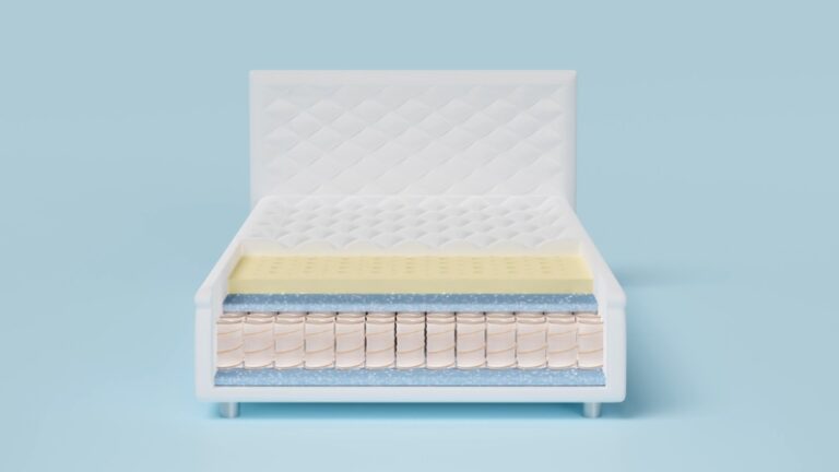 Prikazan je presečni model koji pokazuje slojeve idealnog dušeka za diskus herniju sa kombinacijom pene i opruga za stabilnu podršku