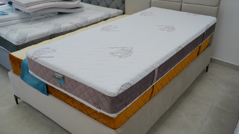 Ortopedic dušek na krevetu u salonu