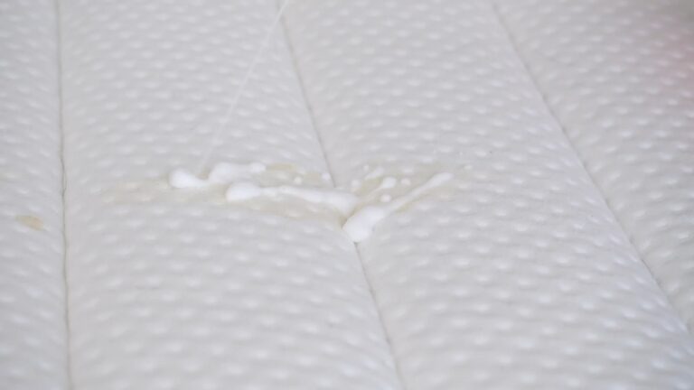 Osoba čisti dušek od fleka