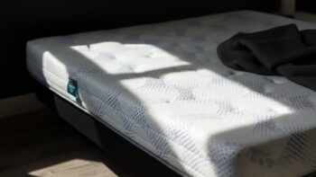 Dušek osvetljen jutarnjim svetlom u tamnoj sobi