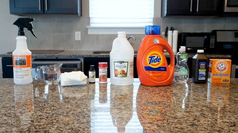 Na kuhinjskom pultu poređani su sprej, sirće, deterdžent, soda bikarbona i drugi osnovni proizvodi za čišćenje dušeka