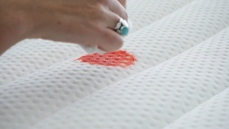 Velika crvena fleka na dušeku