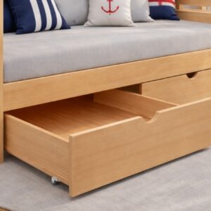 Drvena fioka na točkićima ispod kreveta, delimično izvučena